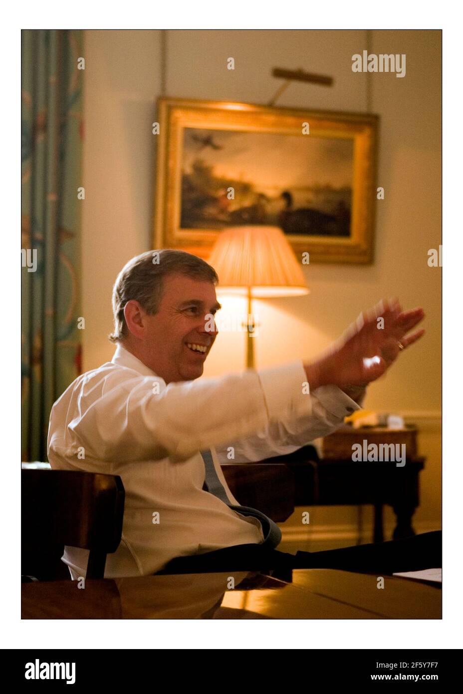 Il Principe Andrew, Duca di York nel suo ufficio a Buckingham Palace.pic David Sandison 24/4/2007 Foto Stock