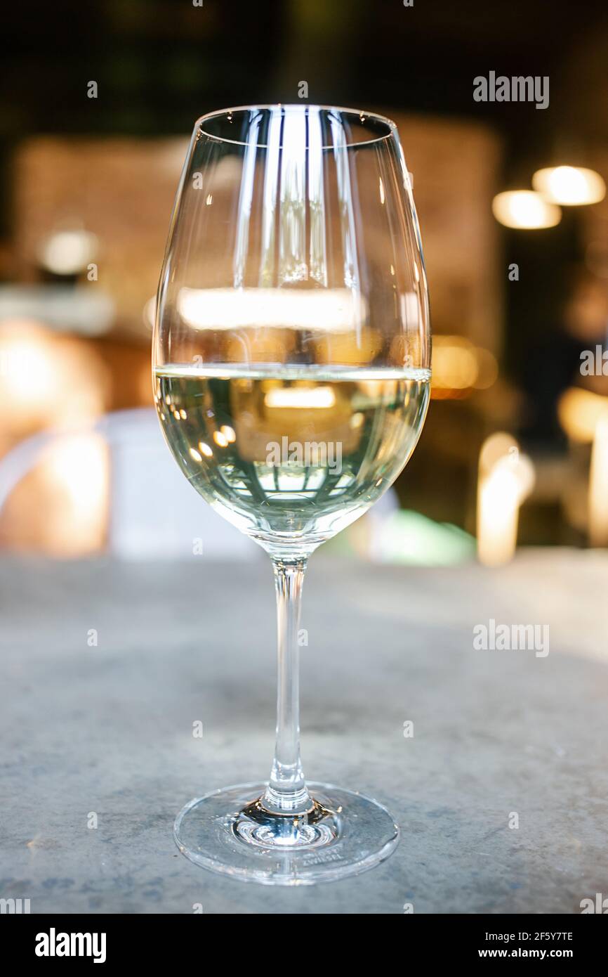 Bicchiere di vino bianco nel ristorante. Foto Stock