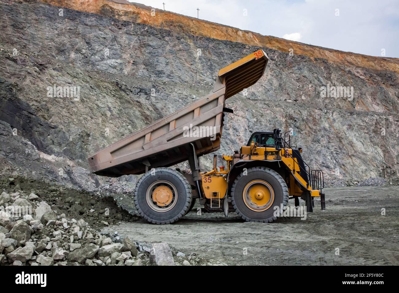 Rudny/Kazakhstan - Maggio 14 2012: Miniera a cielo aperto di minerale di ferro in cava. Macchina per lo scarico di autocarri da cava Caterpillar. Foto Stock