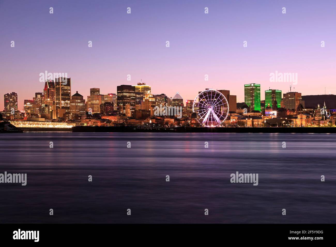 Lo skyline di Montreal al tramonto si riflette nel fiume St Lawrence, Quebec, Canada Foto Stock