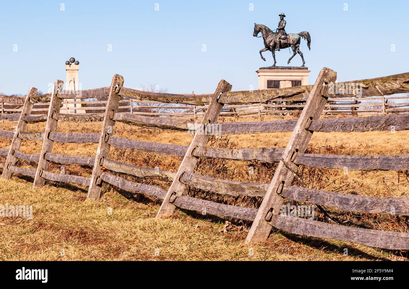 Il monumento del generale maggiore John Fulton Reynolds sembrano sopra Una recinzione in legno al Gettysburg National Military Park Foto Stock