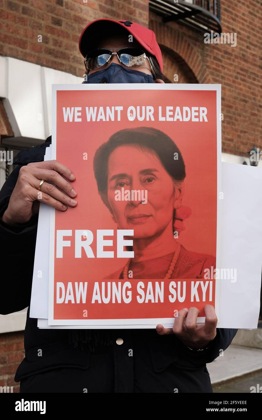 Un sostenitore del Myanmar a favore della democrazia sostiene un cartello Di Aung San Suu Kyi Foto Stock