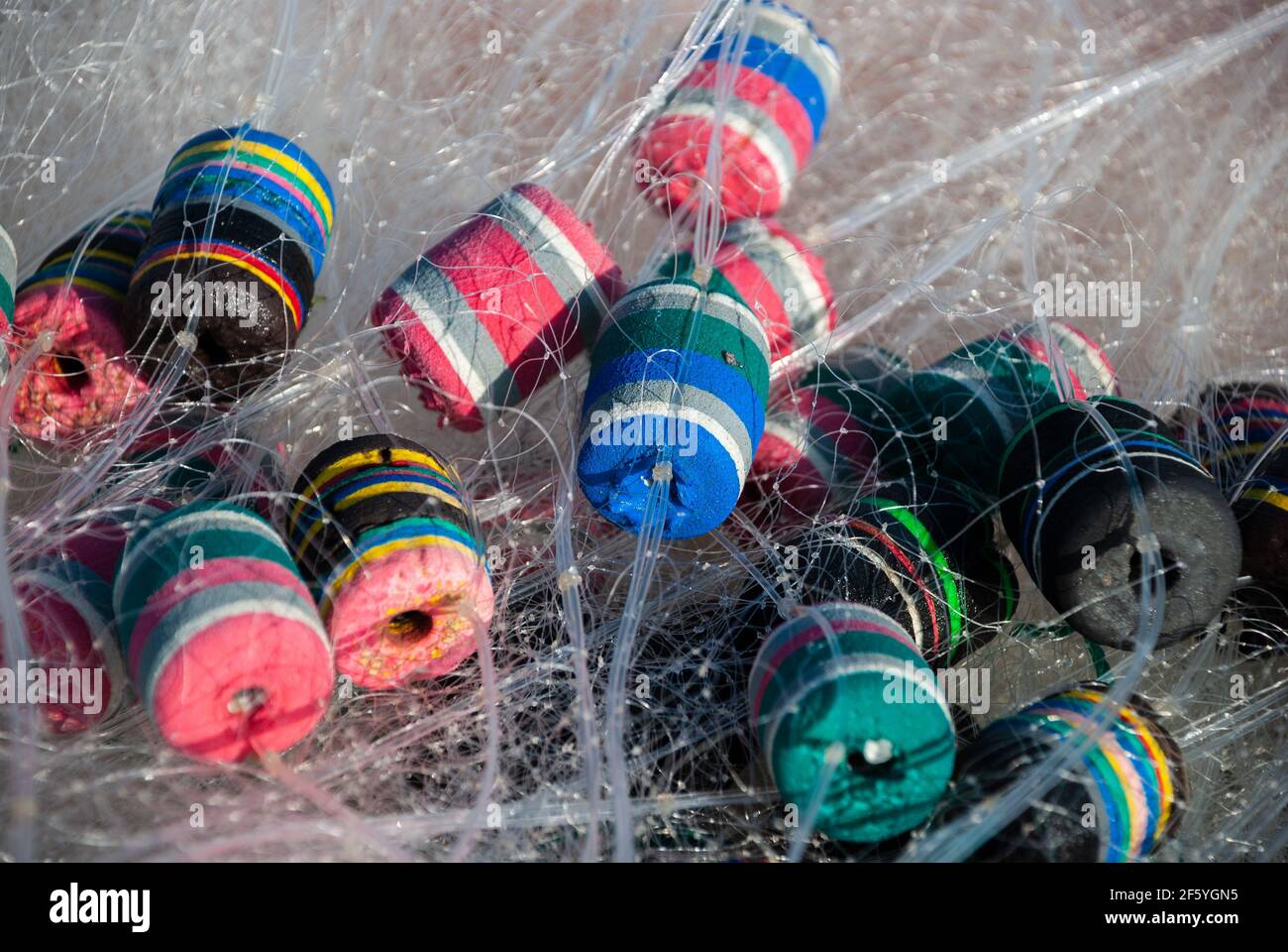 Dispositivo di galleggiamento in gomma colorata per reti da pesca Foto Stock