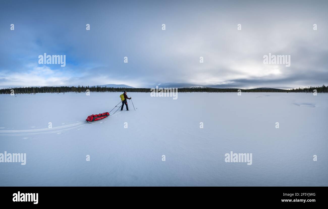 Sci alpinismo nel Parco Nazionale di Urho Kekkonen, Sodankylä, Lapponia, Finlandia Foto Stock