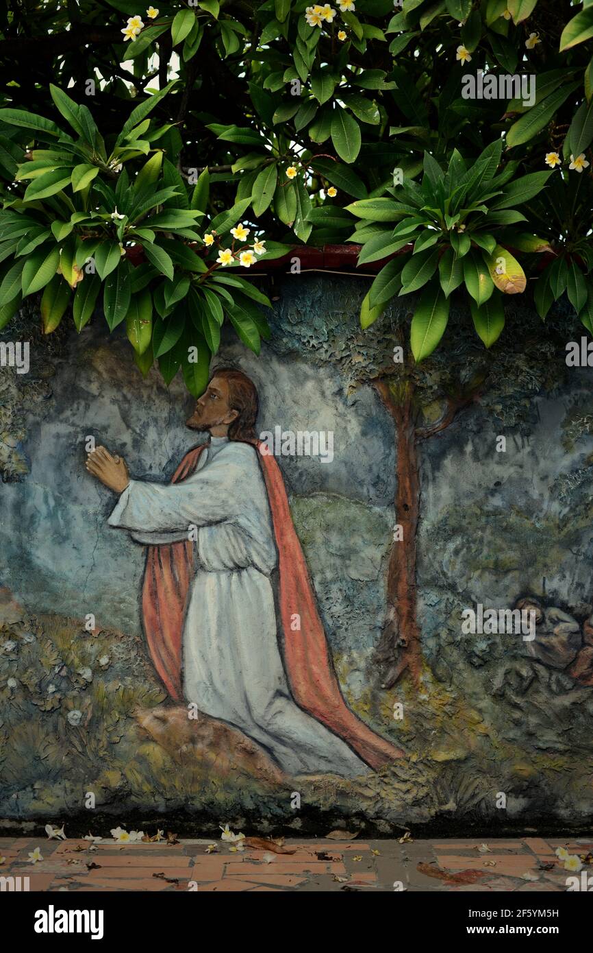 Un bassorilievo raffigurante Gesù che prega presso il Giardino del Getsemani, creato da un artista non identificato su un muro vicino alla chiesa di Sant'Ignazio Loyola, Sikka. Foto Stock