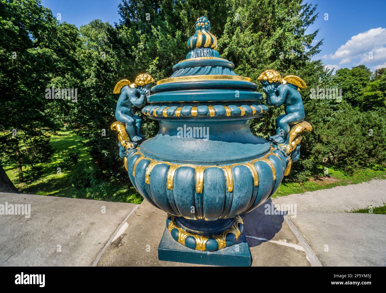 Urne decorative sulle balaustre del castello di Pless, Pszczyna (Pless), Slesia, Polonia meridionale Foto Stock