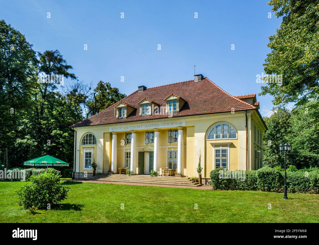 Il Princely Pheasantry, un palazzo neoclassico di piacere della fine del XVIII secolo a Poręba, nella contea di Pszczyna, nella Slesia, nel sud della Polonia Foto Stock