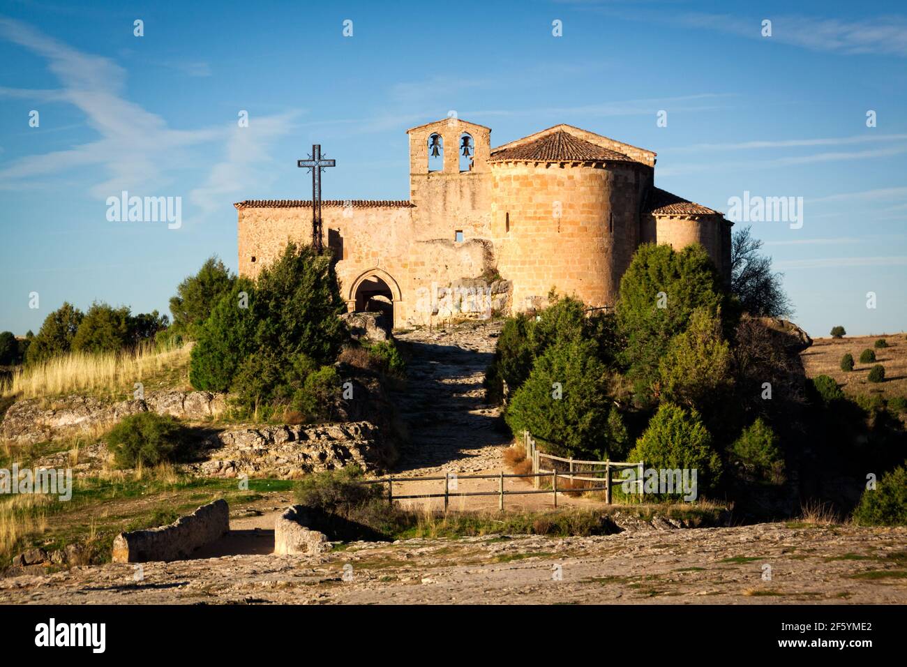 Parco naturale Sickles del fiume Duraton. Paesaggio e scogliere. Eremo di San Frutos, antico tempio. Segovia, Spagna Foto Stock