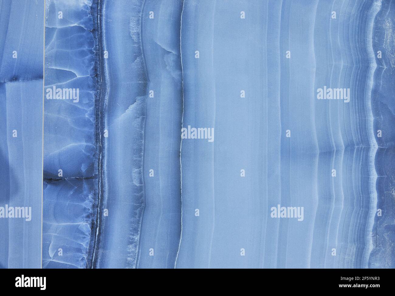 Struttura in pietra blu con striature bianche nella forma del fondale marino Foto Stock