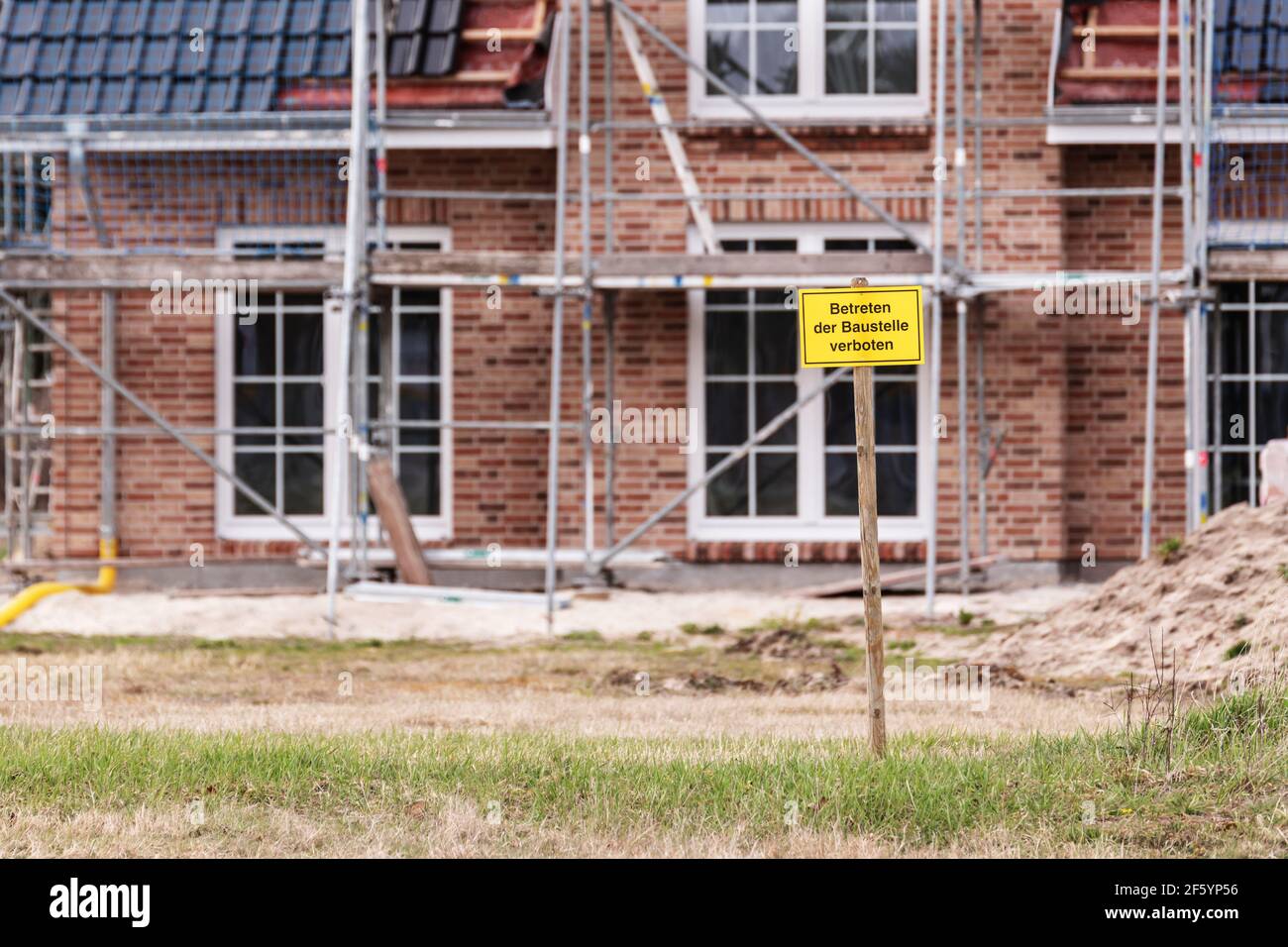 Di fronte ad una casa di famiglia quasi finita è un Segno con l'iscrizione tedesca cantiere Nessun trasgressione Foto Stock