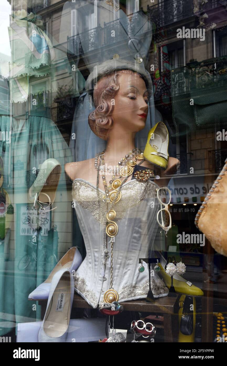 Manichino d'epoca in vetrina - Parigi - Francia Foto stock - Alamy