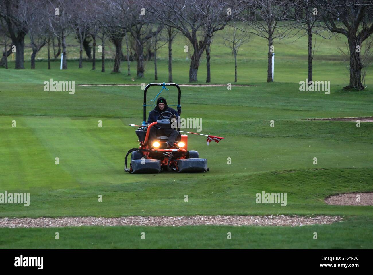 Ben Barnsley Municipal Golf Course's Head Green Keeper prepara il 13 ° verde in tempo per questa mattina 08:00 prima tee off a Barnsley, Regno Unito il 3/29/2021. (Foto di Mark Cosgrove/News Images/Sipa USA) Credit: Sipa USA/Alamy Live News Foto Stock