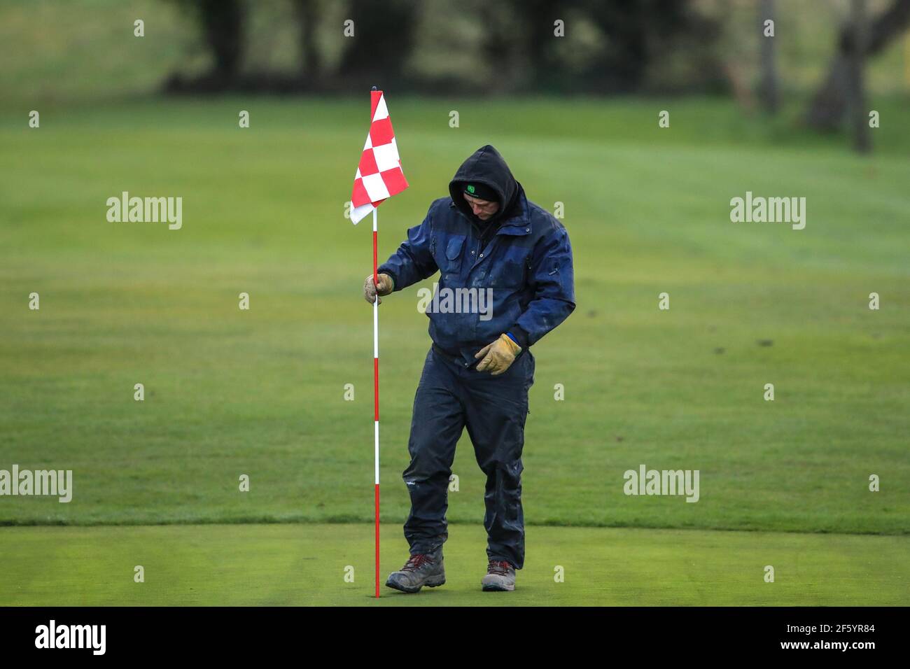 Ben Barnsley Municipal Golf Course's Head Green Keeper prepara il 13 ° verde in tempo per questa mattina 08:00 prima tee off a Barnsley, Regno Unito il 3/29/2021. (Foto di Mark Cosgrove/News Images/Sipa USA) Credit: Sipa USA/Alamy Live News Foto Stock