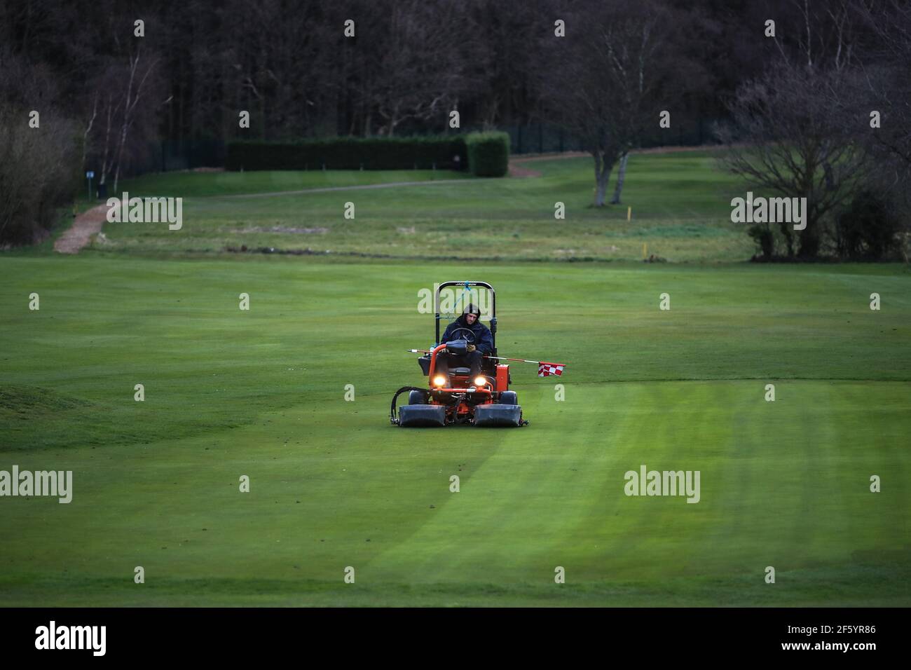 Ben Barnsley Municipal Golf Course's Head Green Keeper prepara il 13 ° verde in tempo per questa mattina 08:00 prima tee off a Barnsley, Regno Unito il 3/29/2021. (Foto di Mark Cosgrove/News Images/Sipa USA) Credit: Sipa USA/Alamy Live News Foto Stock