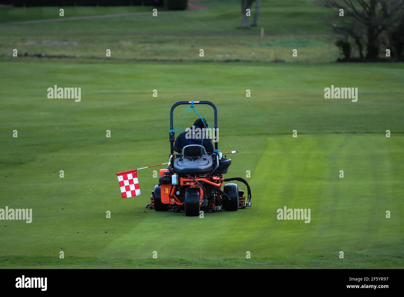 Ben Barnsley Municipal Golf Course's Head Green Keeper prepara il 13 ° verde in tempo per questa mattina 08:00 prima tee off a Barnsley, Regno Unito il 3/29/2021. (Foto di Mark Cosgrove/News Images/Sipa USA) Credit: Sipa USA/Alamy Live News Foto Stock