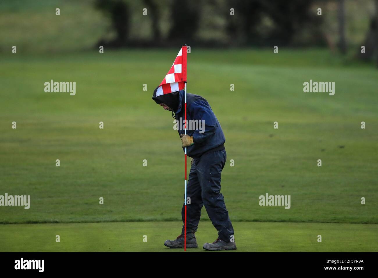 Ben Barnsley Municipal Golf Course's Head Green Keeper prepara il 13 ° verde in tempo per questa mattina 08:00 prima tee off a Barnsley, Regno Unito il 3/29/2021. (Foto di Mark Cosgrove/News Images/Sipa USA) Credit: Sipa USA/Alamy Live News Foto Stock