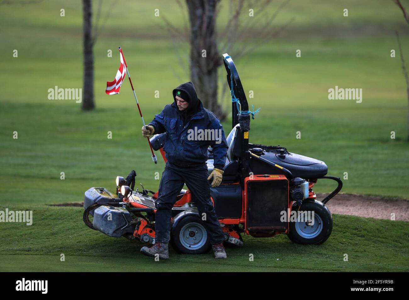 Ben Barnsley Municipal Golf Course's Head Green Keeper prepara il 13 ° verde in tempo per questa mattina 08:00 prima tee off a Barnsley, Regno Unito il 3/29/2021. (Foto di Mark Cosgrove/News Images/Sipa USA) Credit: Sipa USA/Alamy Live News Foto Stock