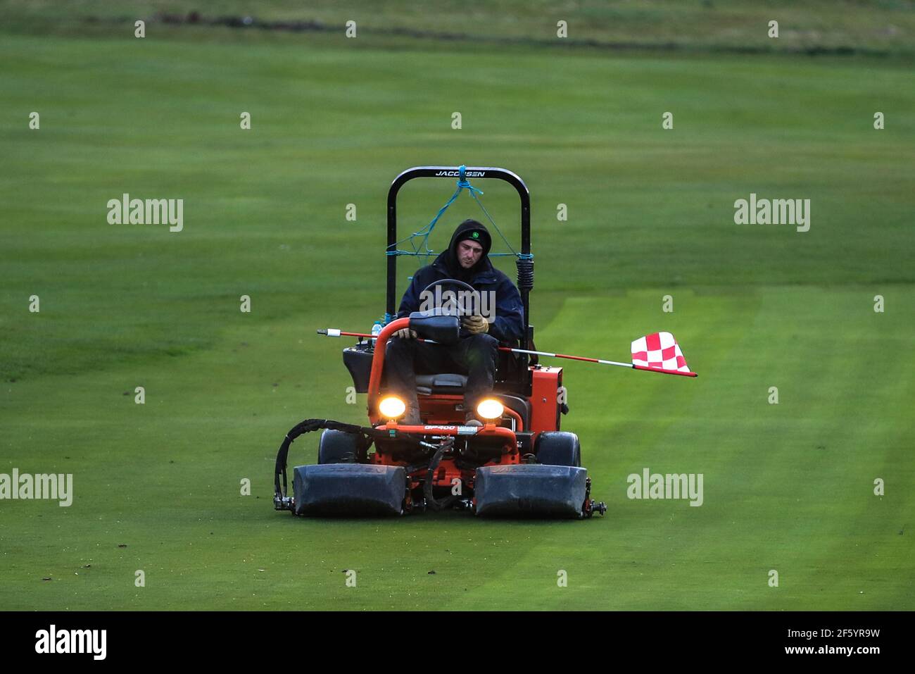 Ben Barnsley Municipal Golf Course's Head Green Keeper prepara il 13 ° verde in tempo per questa mattina 08:00 prima tee off a Barnsley, Regno Unito il 3/29/2021. (Foto di Mark Cosgrove/News Images/Sipa USA) Credit: Sipa USA/Alamy Live News Foto Stock