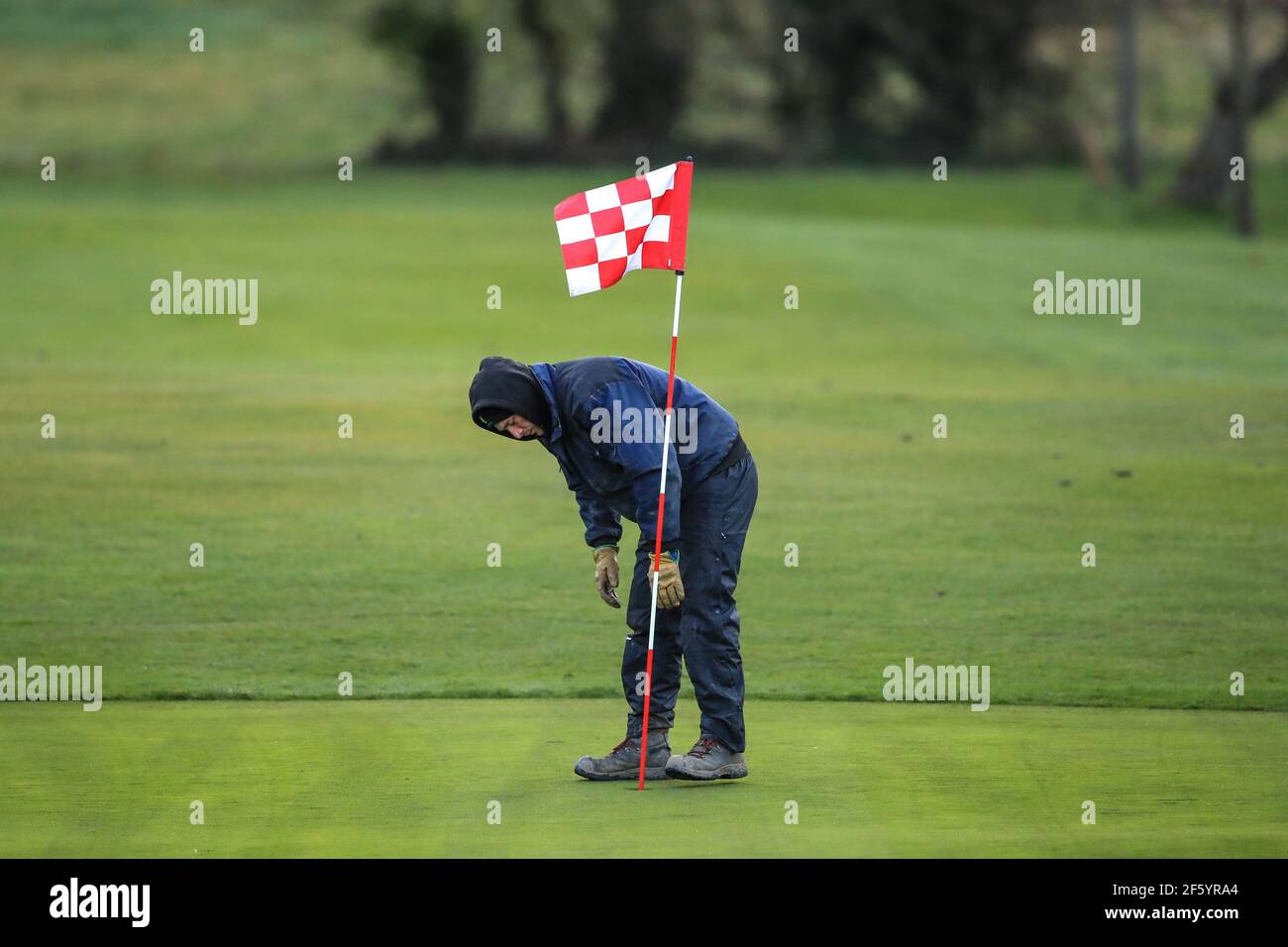 Ben Barnsley Municipal Golf Course's Head Green Keeper prepara il 13 ° verde in tempo per questa mattina 08:00 prima tee off a Barnsley, Regno Unito il 3/29/2021. (Foto di Mark Cosgrove/News Images/Sipa USA) Credit: Sipa USA/Alamy Live News Foto Stock