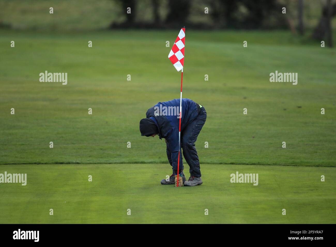 Ben Barnsley Municipal Golf Course's Head Green Keeper prepara il 13 ° verde in tempo per questa mattina 08:00 prima tee off a Barnsley, Regno Unito il 3/29/2021. (Foto di Mark Cosgrove/News Images/Sipa USA) Credit: Sipa USA/Alamy Live News Foto Stock