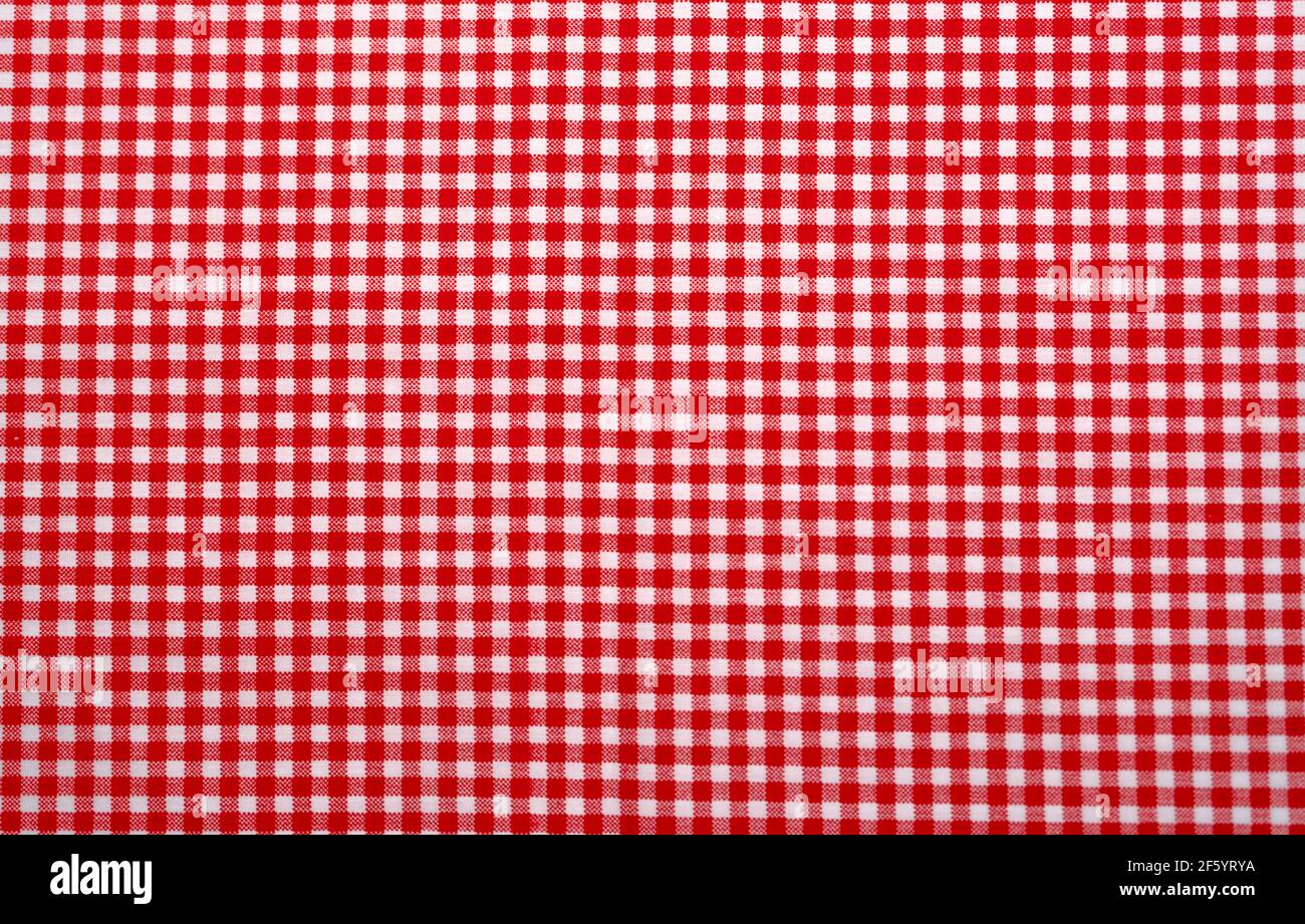 Tovaglia a scacchi rosso e bianco. Vista dall'alto tavolo tessuto tessuto sfondo. Tessuto rosso gingham pattern. Texture coperta da picnic. Panno da tavolo rosso. Foto Stock