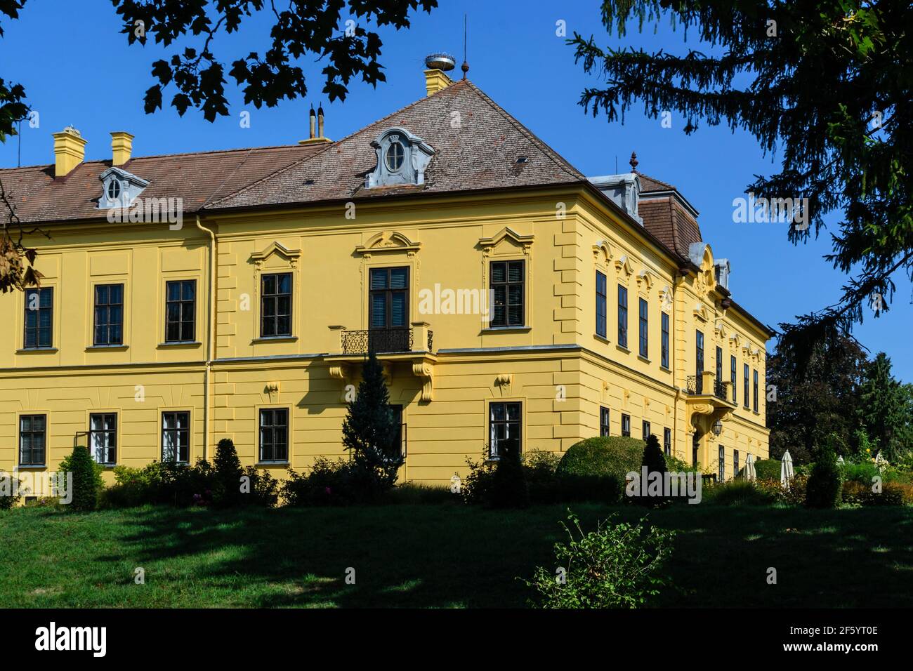 castello di eckartsau in una foresta lungo il fiume vicino al danubio fiume nel parco nazionale austriaco donauauen in bassa austria Foto Stock