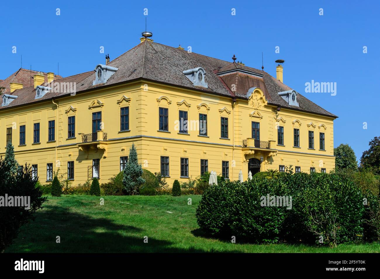 castello di eckartsau in una foresta lungo il fiume vicino al danubio fiume nel parco nazionale austriaco donauauen in bassa austria Foto Stock