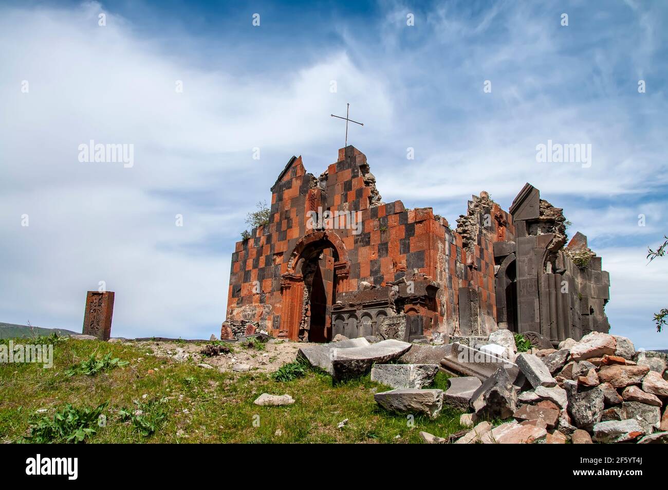 Rovine del Amenaprkich medievale (tutto il Salvatore) chiesa al monastero di Havuts Tar nello stato della Foresta di Khosrov Riserva in Armenia Foto Stock