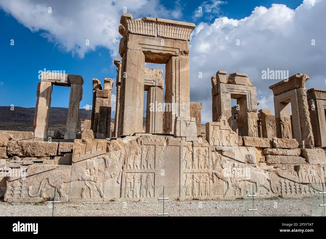 Rovine del palazzo ornato di Tachara dell'antica capitale cerimoniale dell'impero persiano Persepolis vicino a Shiraz, Iran Foto Stock