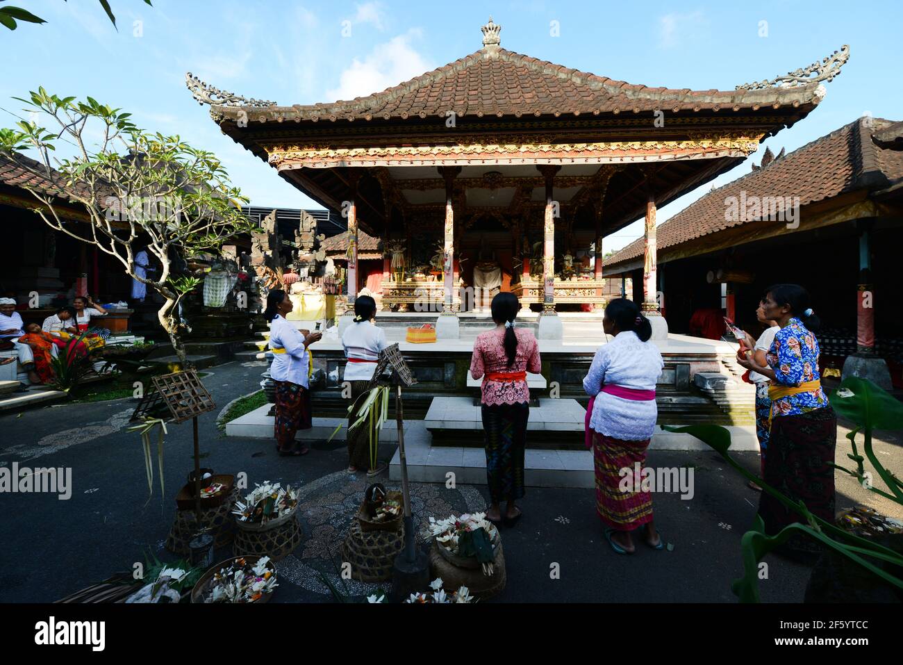 Una cerimonia di benedizione pre-matrimonio in un piccolo tempio indù a Ubud, Bali, Indonesia. Foto Stock