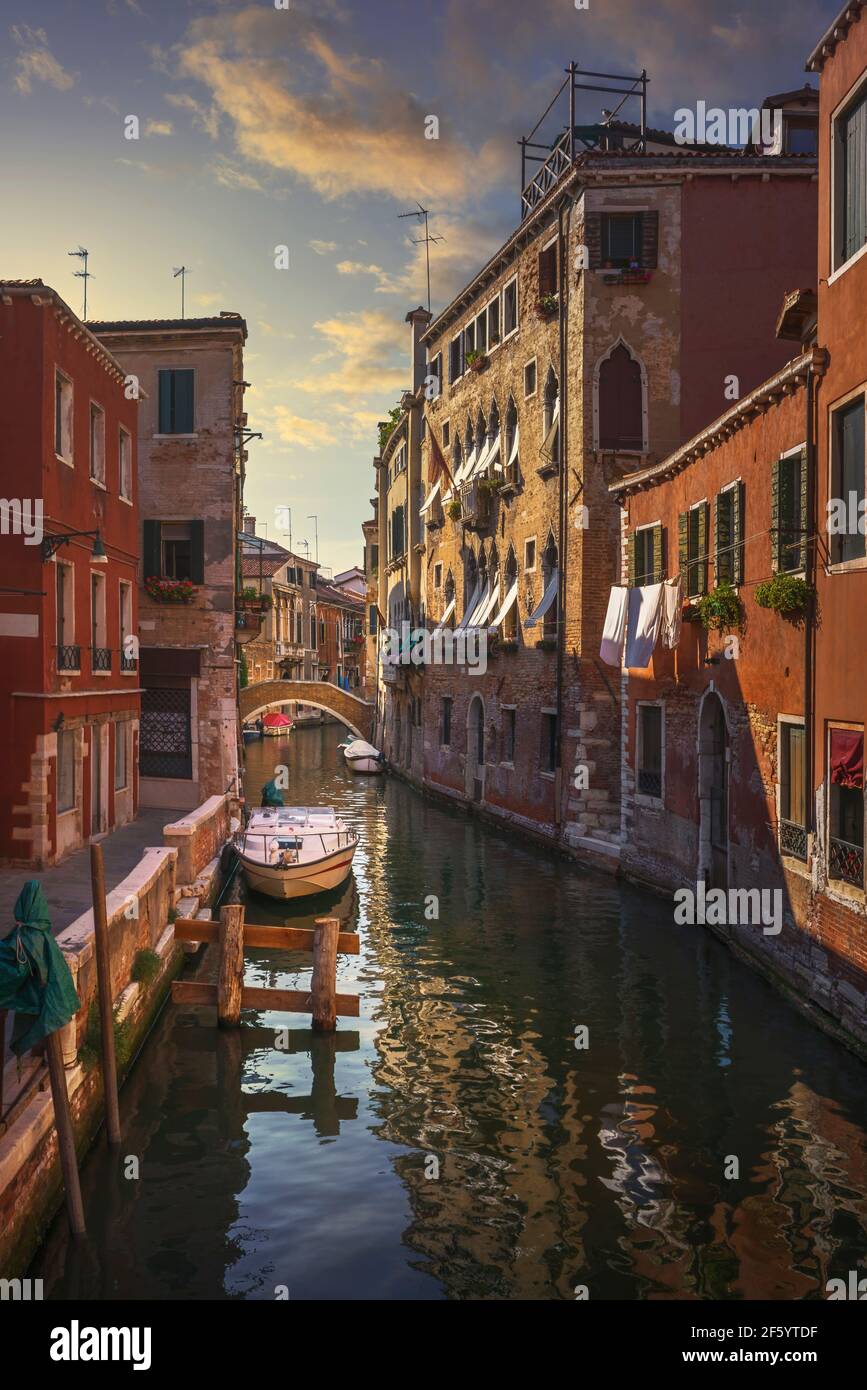 Venezia cityscape, acqua canal, bridge e edifici tradizionali. L'Italia, l'Europa. Foto Stock