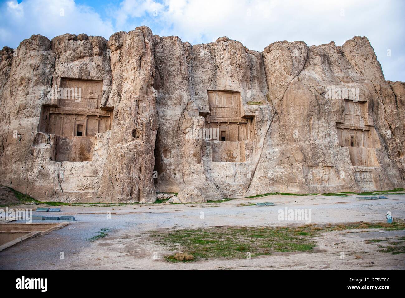 Tombe dei re Persiani Dario II, Artaserse i e Dario i (da sinistra a destra) nella necropoli di Naqsh-e Rostam vicino Persepolis in Iran Foto Stock
