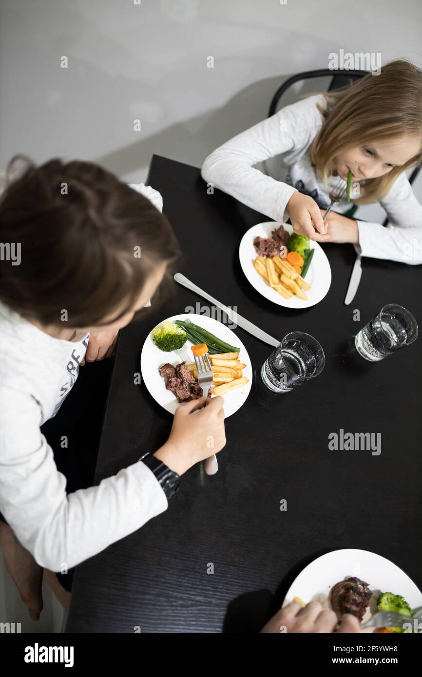 Famiglia che mangia una sana cena a un tavolo Foto Stock