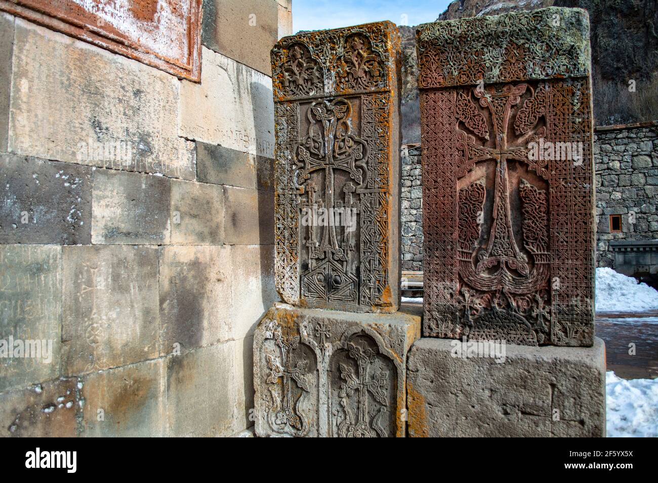 Tradizionale khachkar armeno (pietra a croce) presso il monastero di Geghard, un sito patrimonio dell'umanità dell'UNESCO in Armenia Foto Stock