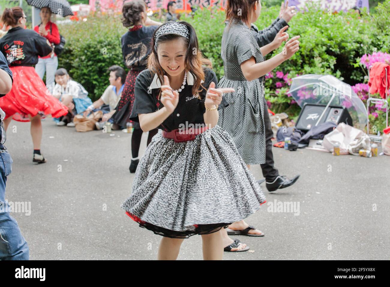 Giapponese Rockabilly femmine danzare nel Parco Yoyogi, Harajuku, Tokyo, Giappone Foto Stock