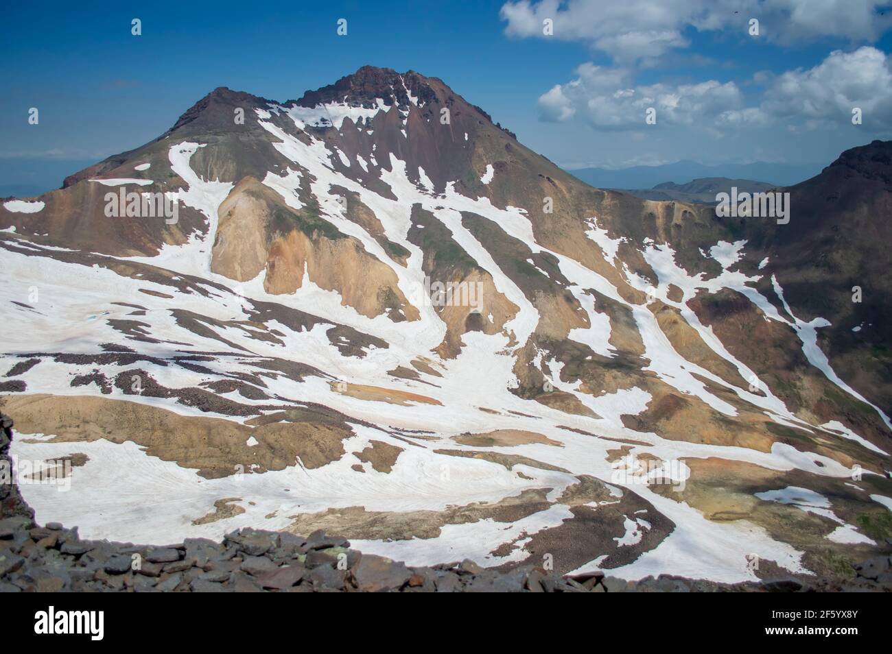 Cassa e picco settentrionale del monte Aragats in Armenia Foto Stock