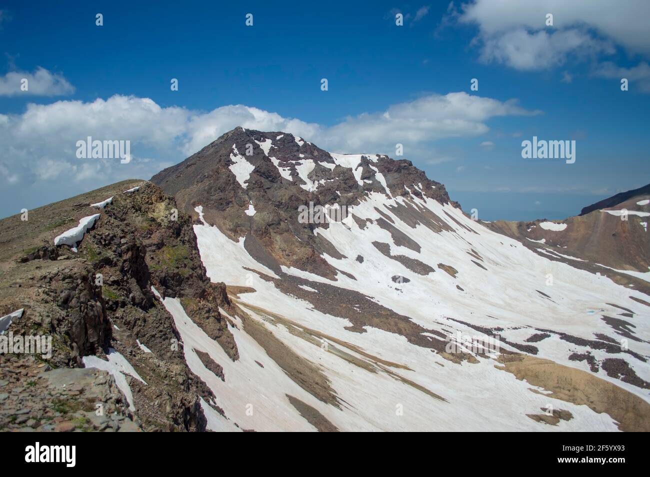 Vista panoramica della vetta occidentale del Monte Aragats da la sua vetta meridionale Foto Stock