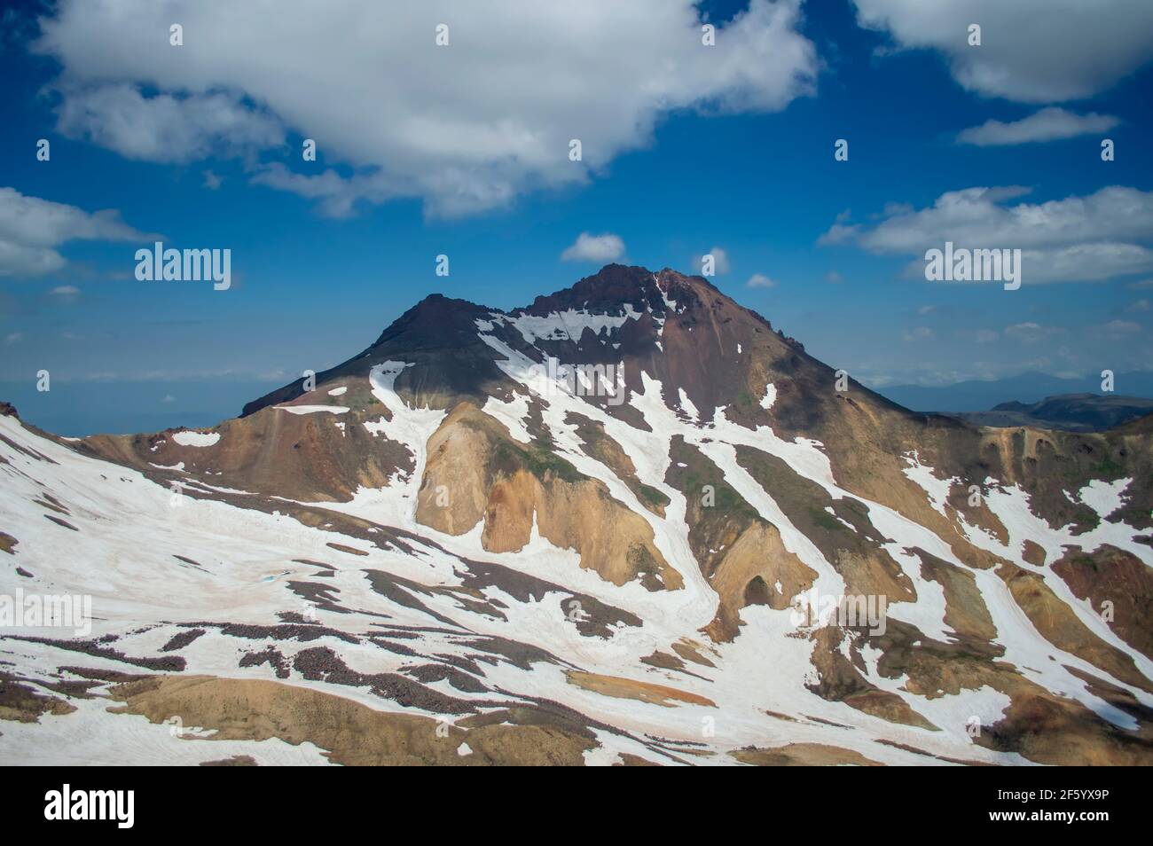 Nuvole sulla cima settentrionale del monte Aragats, la montagna più alta dell'Armenia Foto Stock