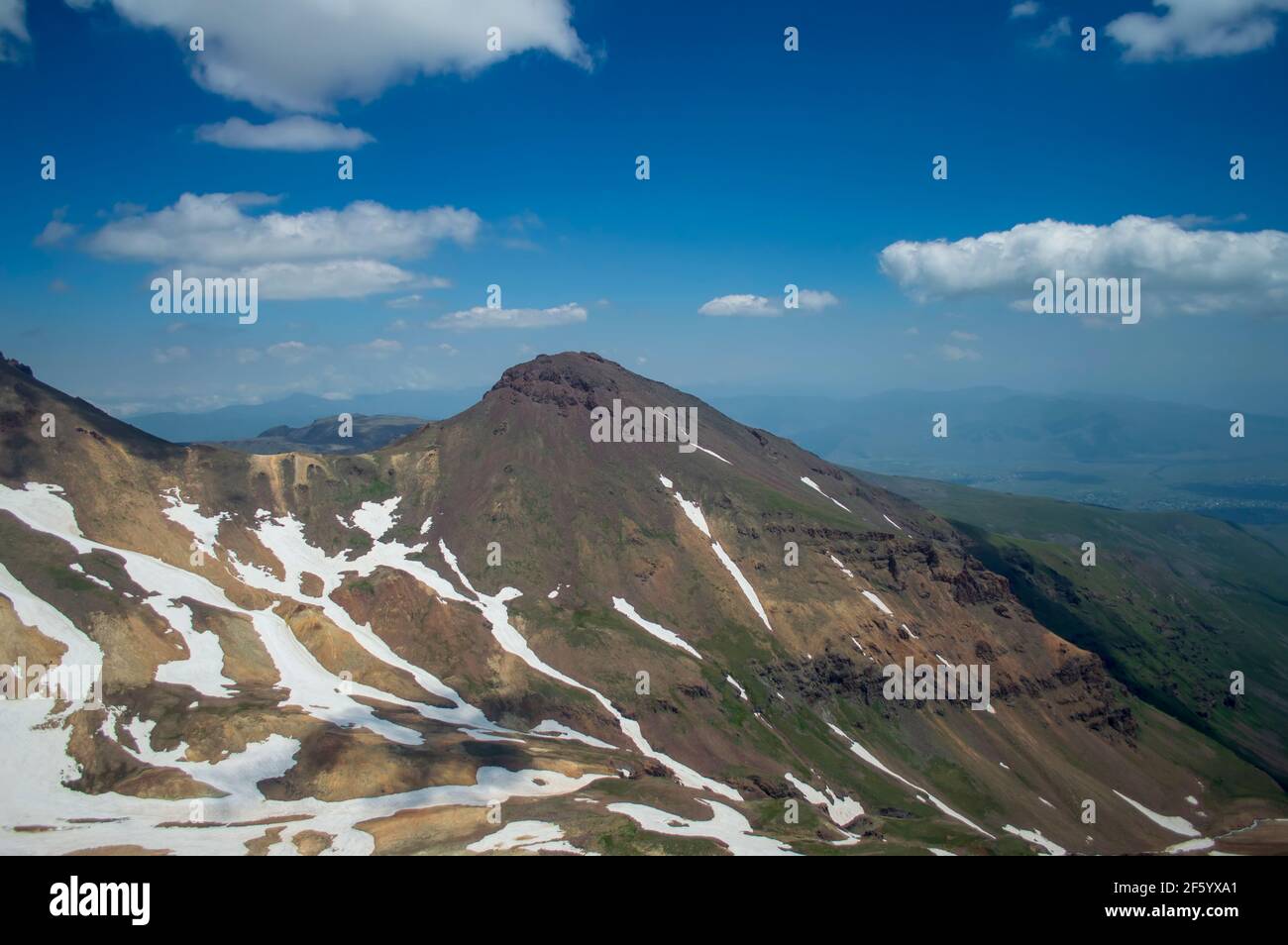 La cima orientale della montagna più alta dell'Armenia, il monte Aragats Foto Stock