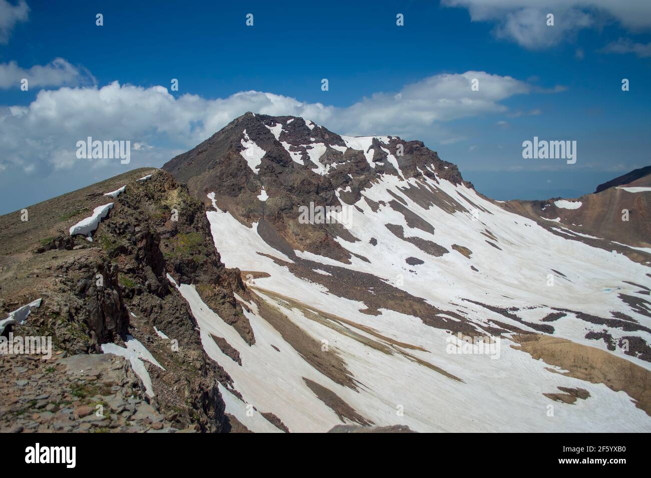Il Monte Aragats, una montagna vulcanica in Armenia, una popolare meta di escursioni, trekking e arrampicata Foto Stock