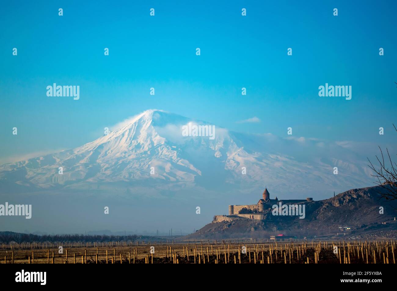 Vista panoramica del monastero armeno di Khor Virap e del La montagna biblica di Ararat in Armenia Foto Stock