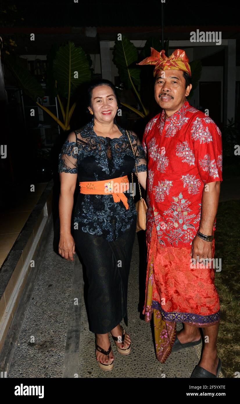Una coppia balinese vestita con abiti tradizionali. Foto Stock