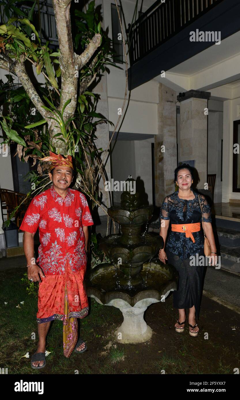Una coppia balinese vestita con abiti tradizionali. Foto Stock