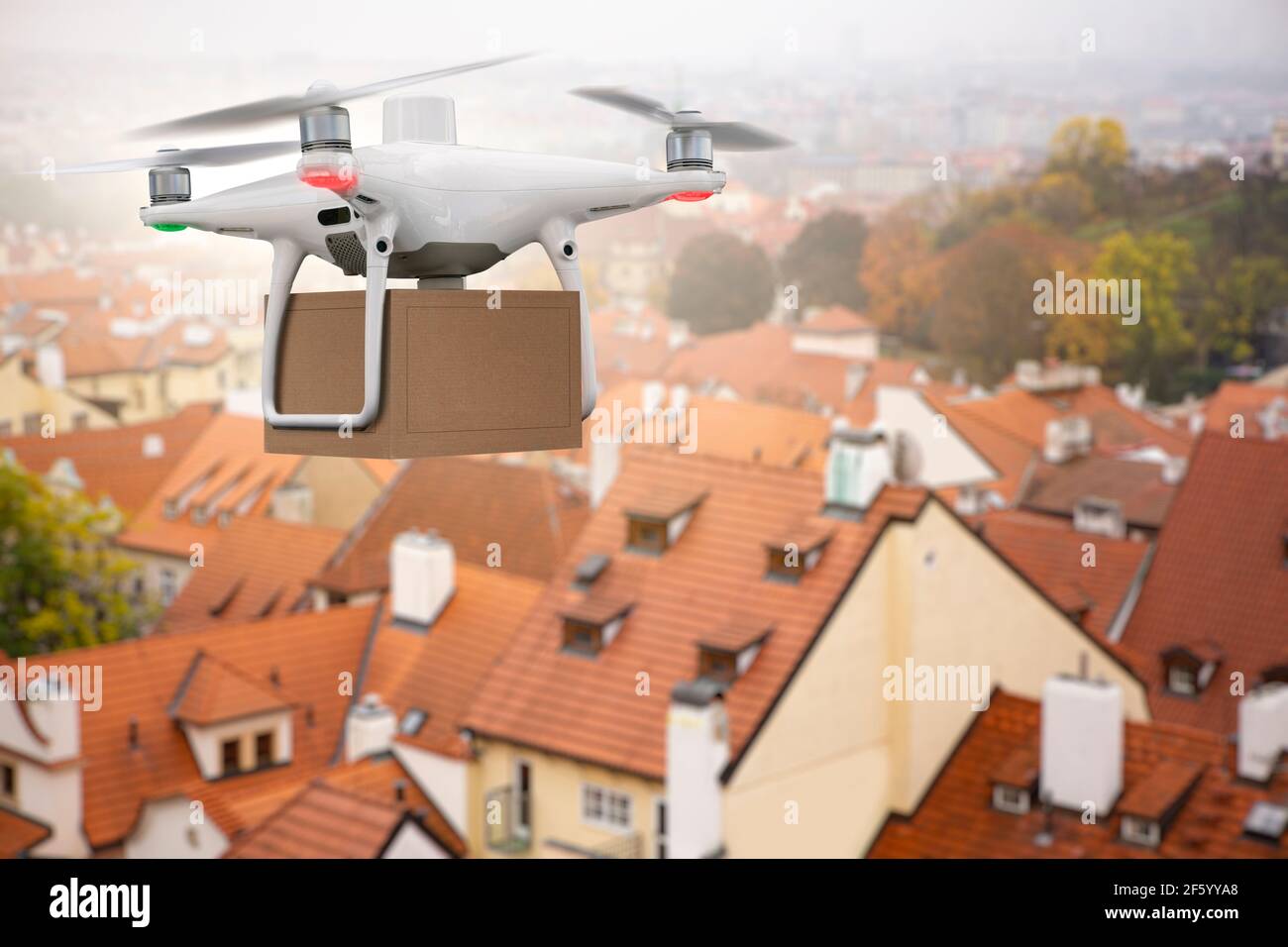 Drone con un pacchetto. Concetto di consegna senza equipaggio Foto Stock