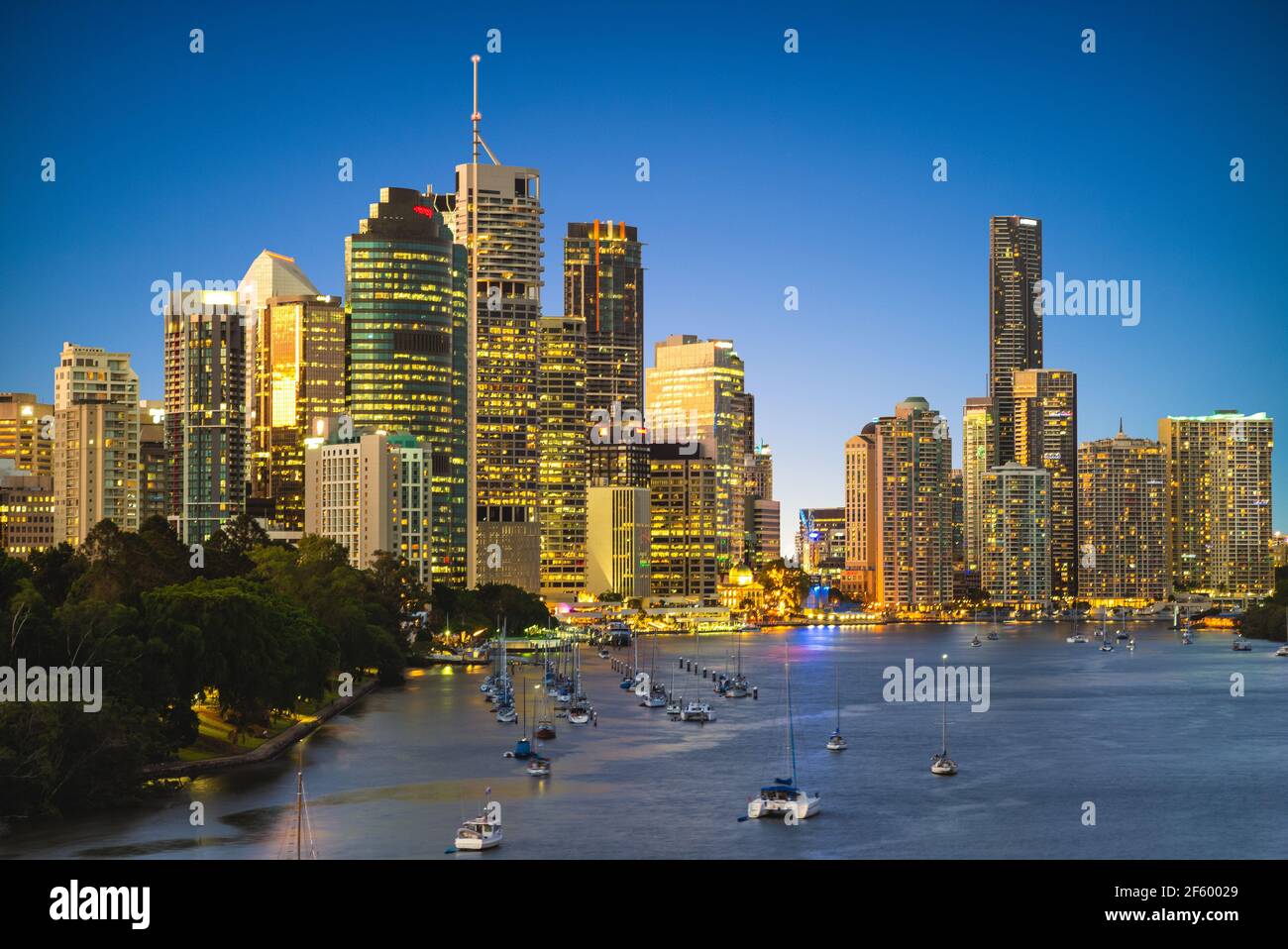 Skyline di Brisbane sul fiume brisbane di notte, capitale del Queensland, Australia Foto Stock