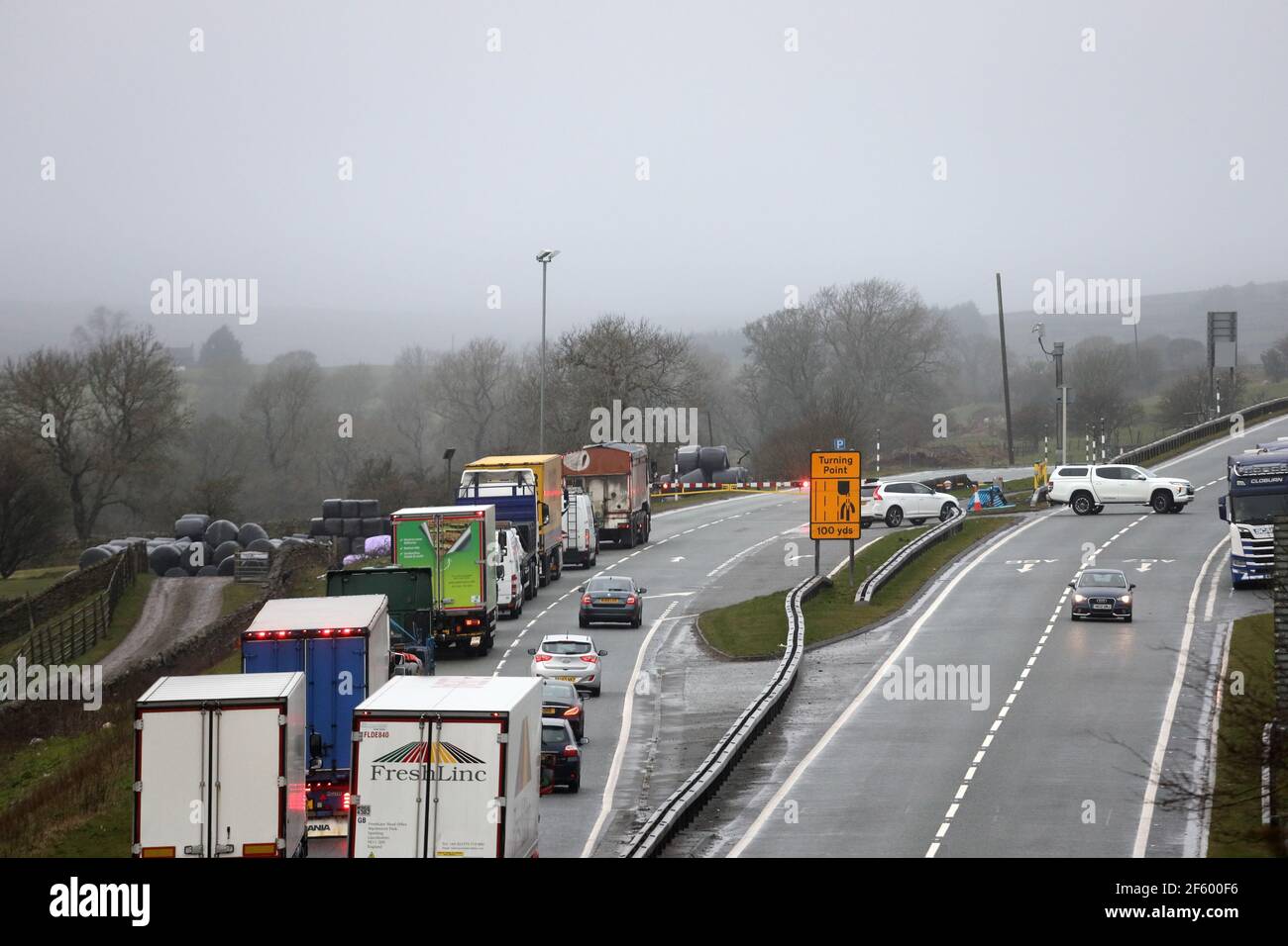 A66, Bowes, County Durham, Regno Unito. 29 marzo 2021. Regno Unito Meteo. La A66 è chiusa tra Bowes nella contea di Durham e Brough in Cumbria dopo che un HGV è stato soffiato da forti venti durante la notte. La strada rimane chiusa fino a quando non si possono effettuare operazioni di recupero quando i venti si attenuano. Credit: David Forster/Alamy Live News Foto Stock