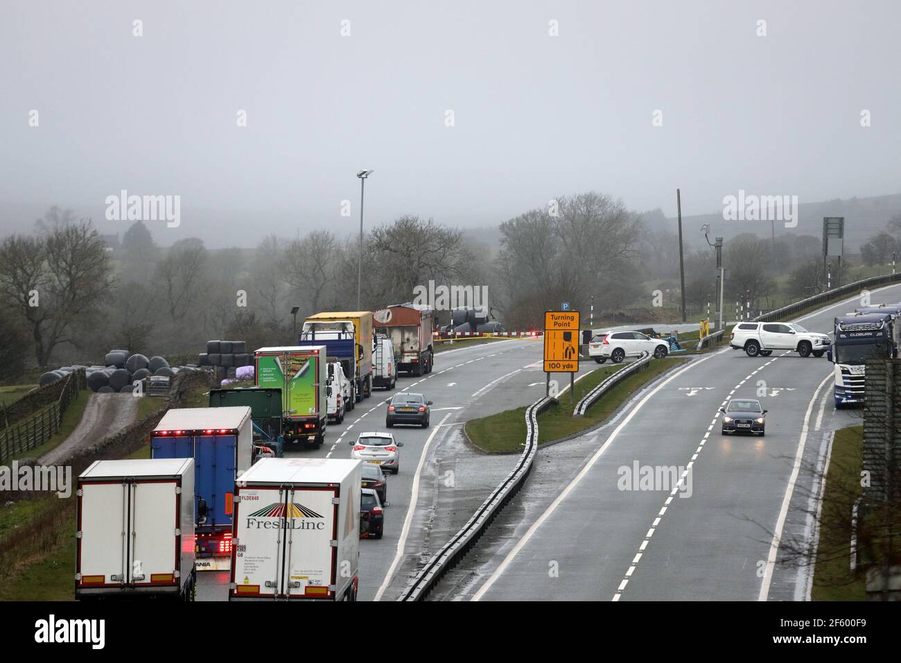 A66, Bowes, County Durham, Regno Unito. 29 marzo 2021. Regno Unito Meteo. La A66 è chiusa tra Bowes nella contea di Durham e Brough in Cumbria dopo che un HGV è stato soffiato da forti venti durante la notte. La strada rimane chiusa fino a quando non si possono effettuare operazioni di recupero quando i venti si attenuano. Credit: David Forster/Alamy Live News Foto Stock