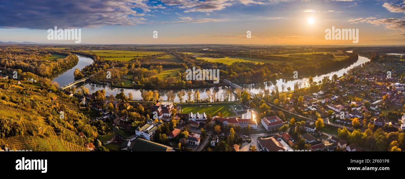 Tokaj, Ungheria - veduta panoramica aerea della città della regione del vino Tokaj con la città di Tokaj con il fiume Tisza e l'alba dorata sullo sfondo su un caldo Foto Stock