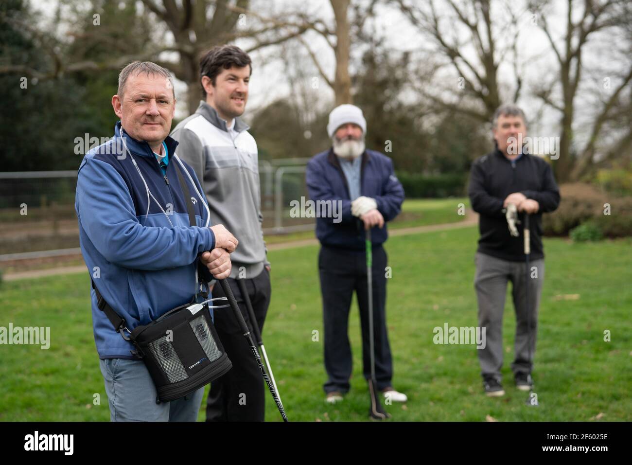 Londra, Regno Unito. 29 marzo 2021, Londra, Regno Unito: Covid Survivor, David Sheridan, Si prepara a giocare a golf presso il Brent Valley Golf Course il giorno in cui il golf ritorna come parte della tabella di marcia del governo fuori dai blocchi. Sheridan, che ancora trasporta una macchina per l'ossigeno e controlla i suoi livelli di ossigeno, è stato in terapia intensiva per un mese con covid-19 ed è stato scaricato il 5 marzo. Passato capitano al Brent Valley Golf Club, pianificò di giocare a 18 buche, ma fu accompagnato da suo fratello nel caso non riuscisse a completare il round. Foto: Roger Garfield/Alamy Live News Foto Stock