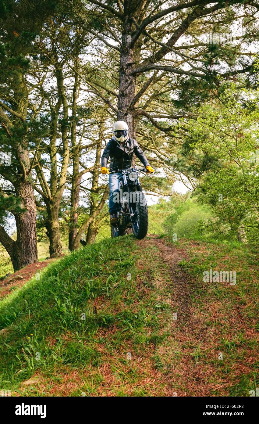 Uomo con casco equitazione moto personalizzate Foto stock - Alamy